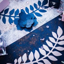 Feuilles fougères et eucalyptus blanche et bleu