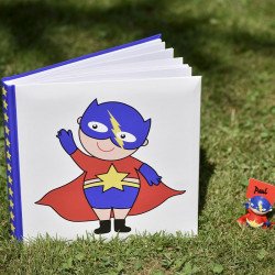 Livre d'or Super héros boy posé sur de la pelouse