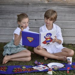 Livre d'or Super héros boy lu par deux enfant 