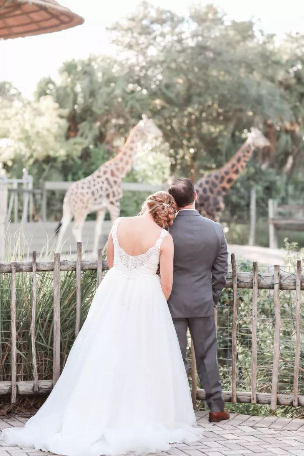 Couple élégant à ZooTampa au parc