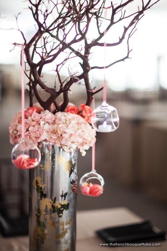 Boules verre dans composition florale avec branches