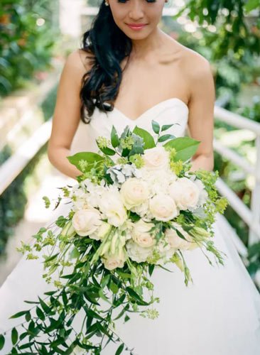 bouquet-en-cascade-de-fleurs-de-champagne-et-de-verdure