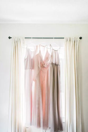 robes-de-demoiselle-dhonneur-ton-neutre-dans-la-fenetre