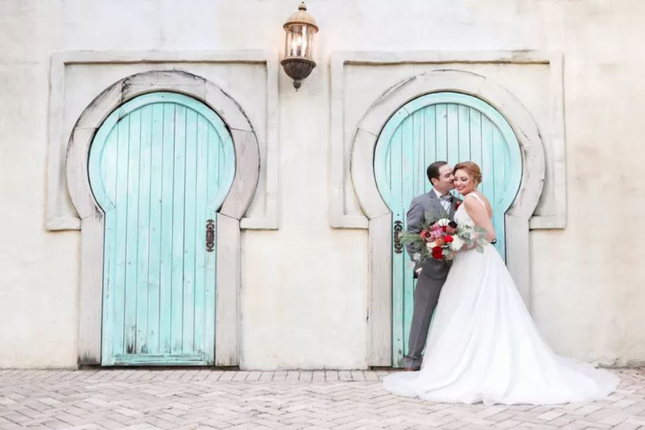 Couple élégant devant les portes bleues au zoo