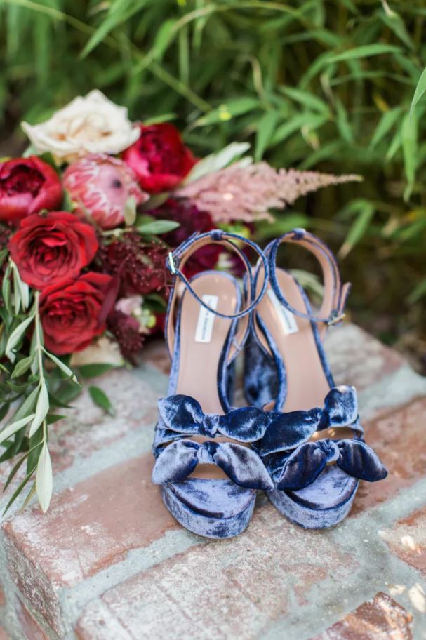 Talons en velours bleu avec nœud