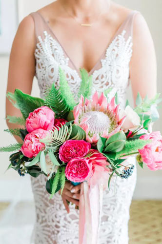 05-Bouquet-de-pivoines-roses,-roses-de-chou-et-protei