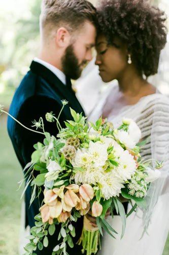 bouquet-en-cascade-avec-verdure-et-chrysanthemes-blancs