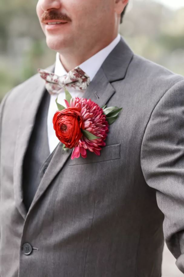 Boutonnière tropicale rouge et rose