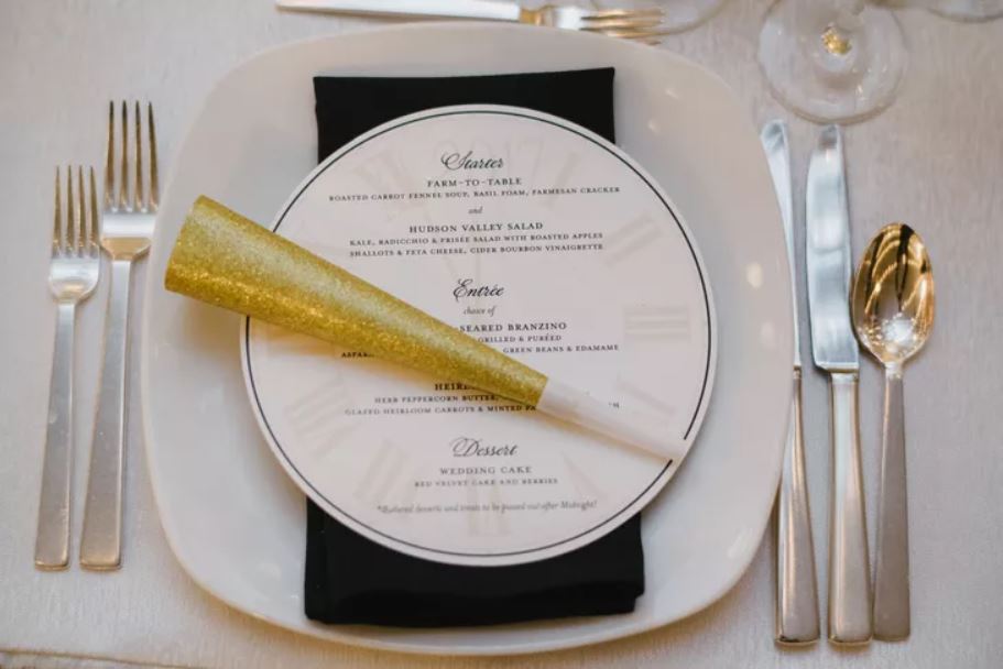 Menu-inspiré-du-réveillon-du-Nouvel-An-et-générateur-de-bruits-d'or