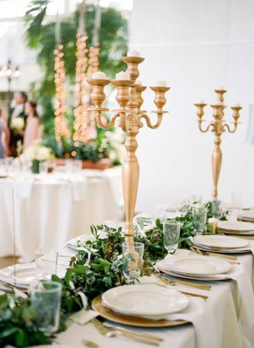 coureurs-de-plantes-et-candelabres-dor-sur-la-table