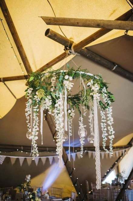Verdure et fleurs blanches sur un cerceau comme un lustre de mariage