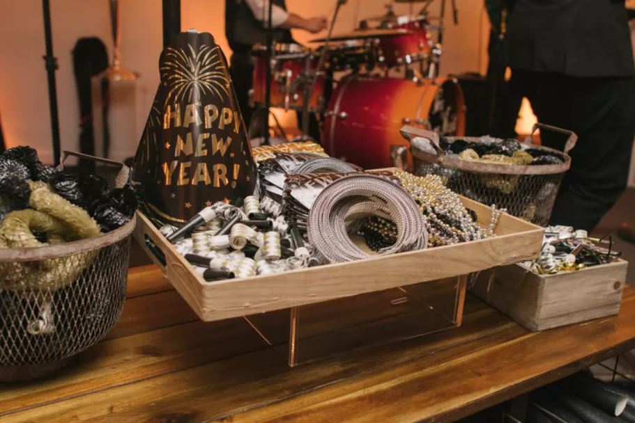 Chapeaux-de-fête-et-fabricants-de-bruit-pour-un-mariage-du-Nouvel-An
