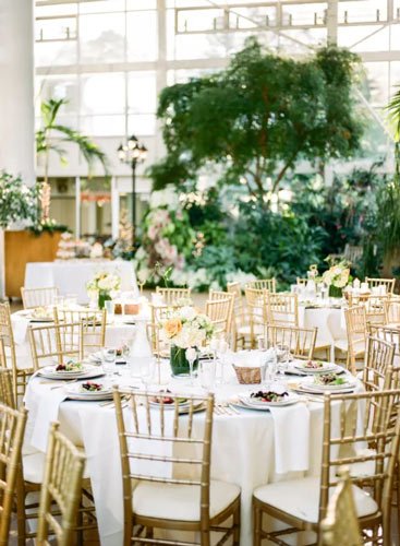 tables-de-salle-a-manger-blanches-avec-chaises-chiavari-en-or