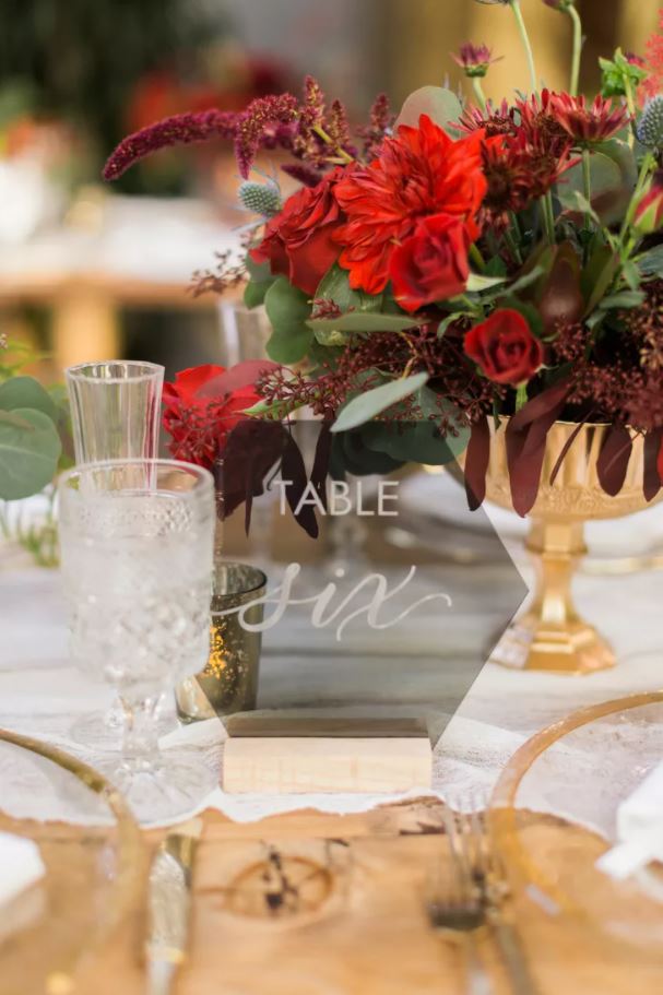  Numéro de table géométrique moderne et centre de table floral rouge