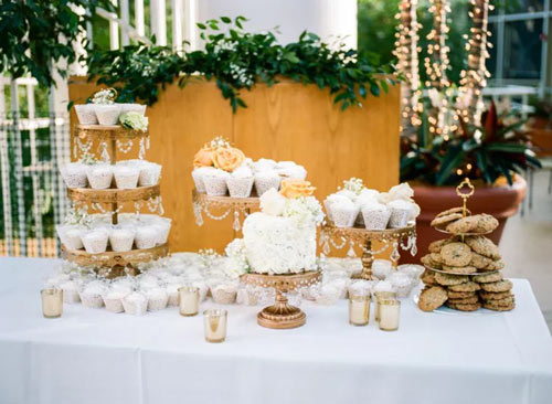 table-a-dessert-avec-petits-gateaux,-gateaux-et-biscuits