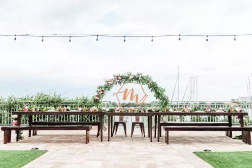 14-Arc-floral-avec-monogramme-geometrique-en-cuivre