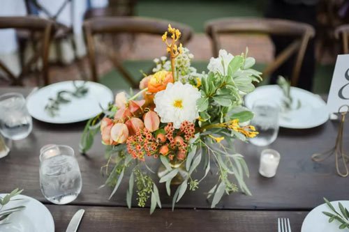 centre-de-table-blanc-et-agrumes-avec-chrysanthemes