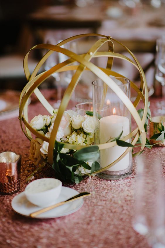 Centre de table sphère d’or géométrique avec fleurs et bougies
