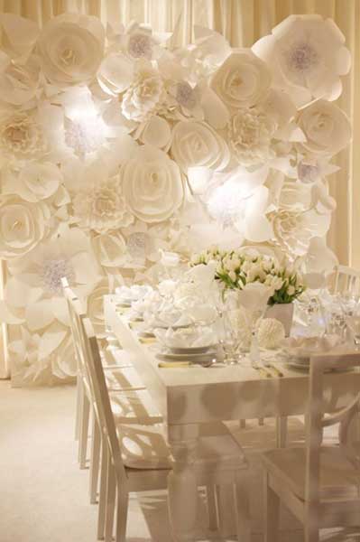 Un mur de fleurs de papier