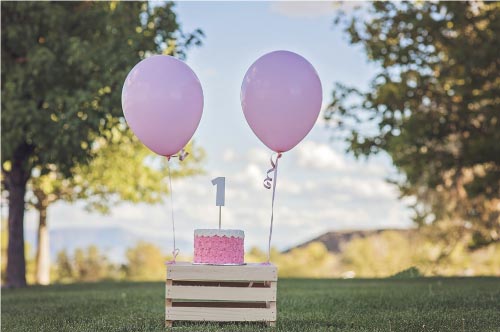 Décoration anniversaire enfant - Ballons rose avec inscription 1 qui flottent dans les airs