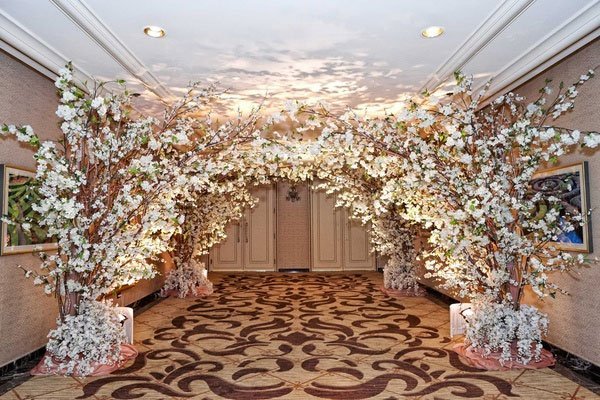 decoration entrée salle de reception mariage arche fleurs de cerisier