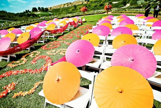 cérémonie de mariage été, ombrelle en papier orange et rose fushia