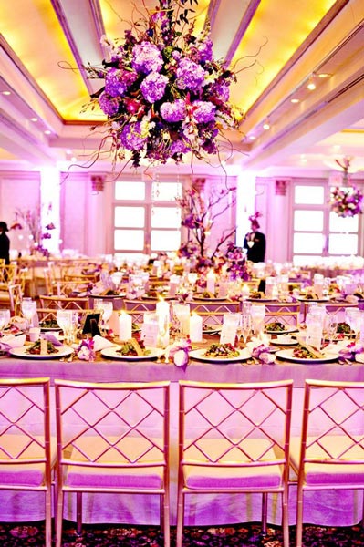decoration mariage salle reception, decor salle reception mariage, decor en suspension mariage, idees de decoration salle receptionmariage, lustre de fleurs mariage, decor lustre en suspension