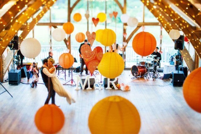 decor de salle mariage en été lampions orange