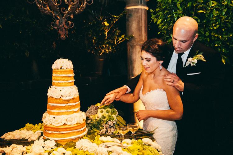 gateau-decoupe-ensemble-mariage
