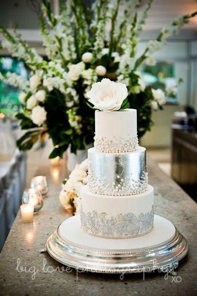 Gateau de mariage avec design en métal argent
