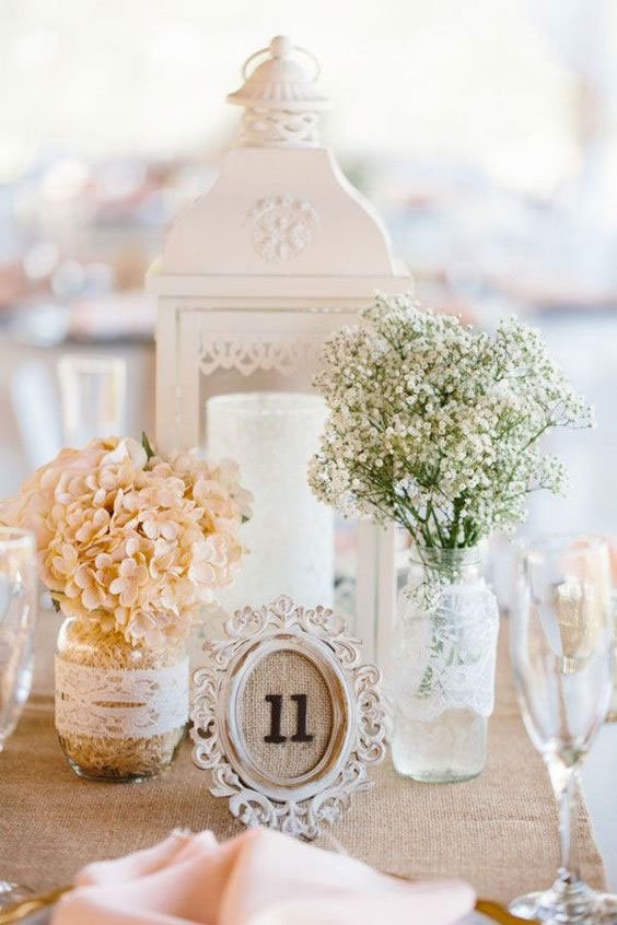 idees centre de table champetre vintage, cadre numero table vintage avec toile de jute