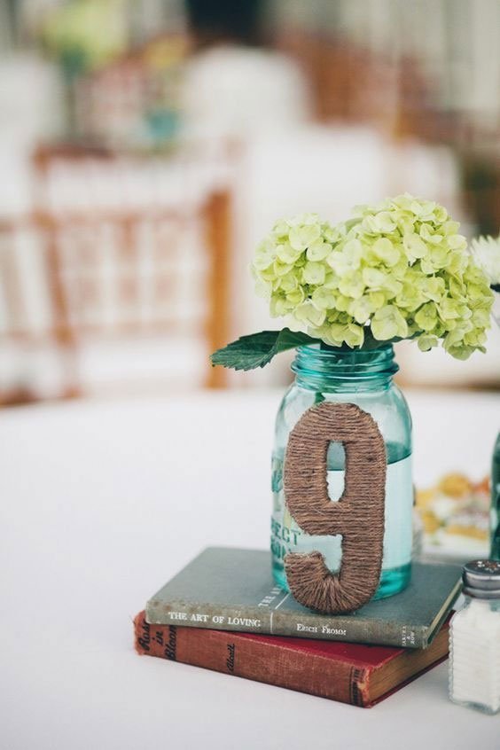 idee deco centre de table mariage numero de table diy a faire sois meme avec de la corde de jute 
