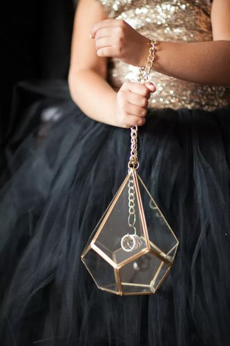 terrarium-deco-mariage-porte-alliances-fille