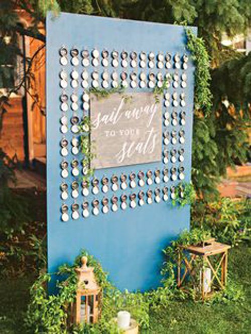 un-plan-de-table-presentant-les-escort-card-et-les-petits-cadeaux-pour-vos-convives